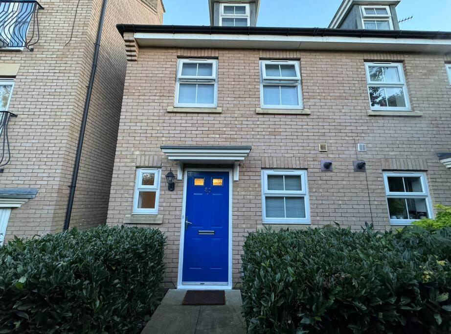 Modern TownHouse - 3 bed 2.5 bath 2 Private Gated Parking, Wellingborough