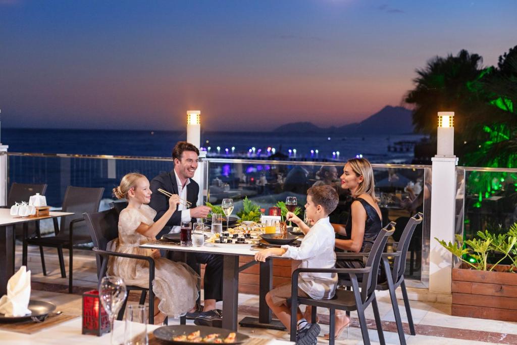 Dobedan World Palace Hotel ''Ex Brand Alva Donna World Palace '' — Restauracje i bary in Kemer