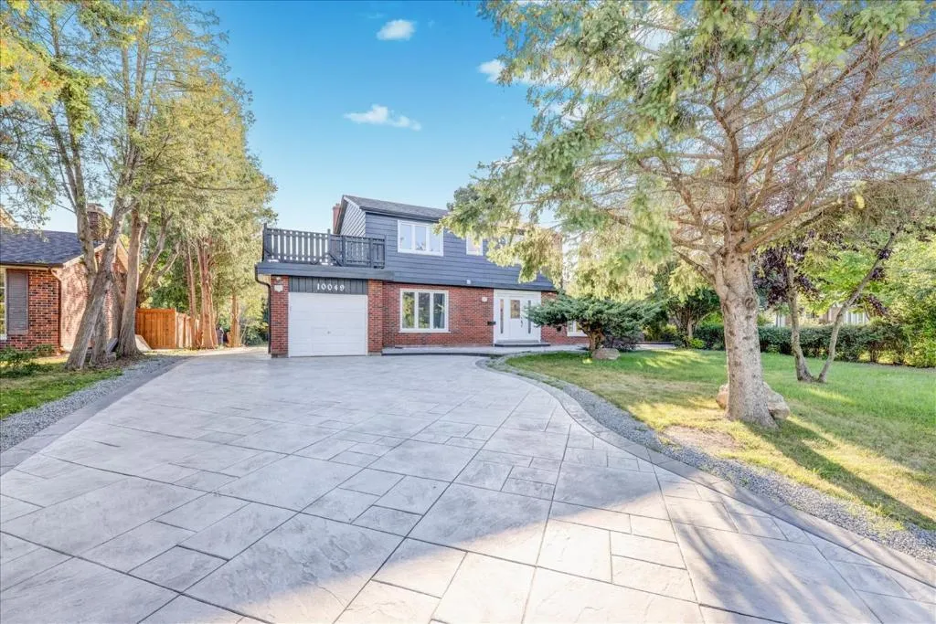 Stunning 7 Br RougeView Home with 2 Kitchens, 5 Bathrooms, Amazing Backyard & 8-Car Parking，位于多伦多的酒店