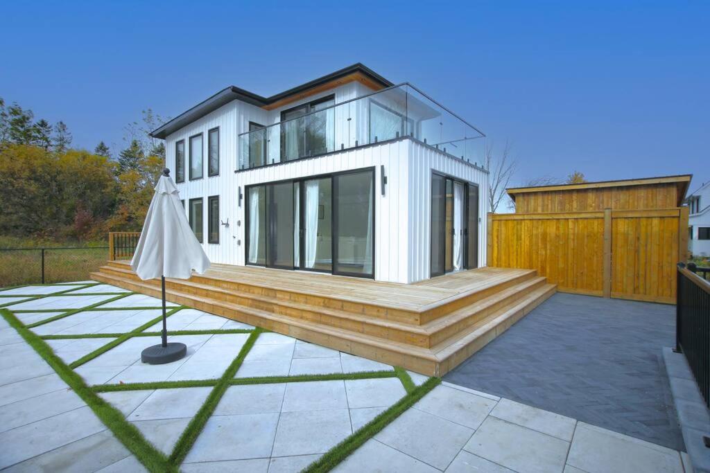 Sherkston Bliss - Hot Tub Soaks & Backyard BBQ Fun, Port Colborne