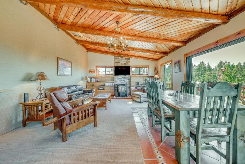 Cloudcroft Cabin with View about 4 Mi to Ski Cloudcroft!, Cloudcroft