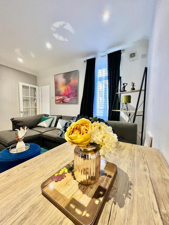 3 Bedroom House in Rochester Strood with Wifi and Netflix Walking distance to Strood Station, Wainscot