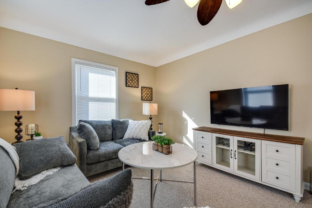 Quaint Cedar Rapids Home, 4 Mi to Downtown!, Cedar Rapids