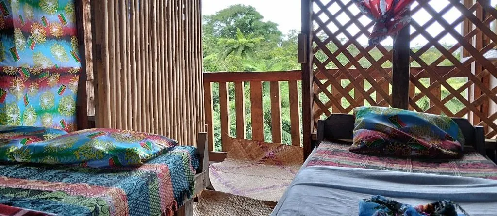 Glowing Mountain view tree house, hotel v destinaci Loanengo