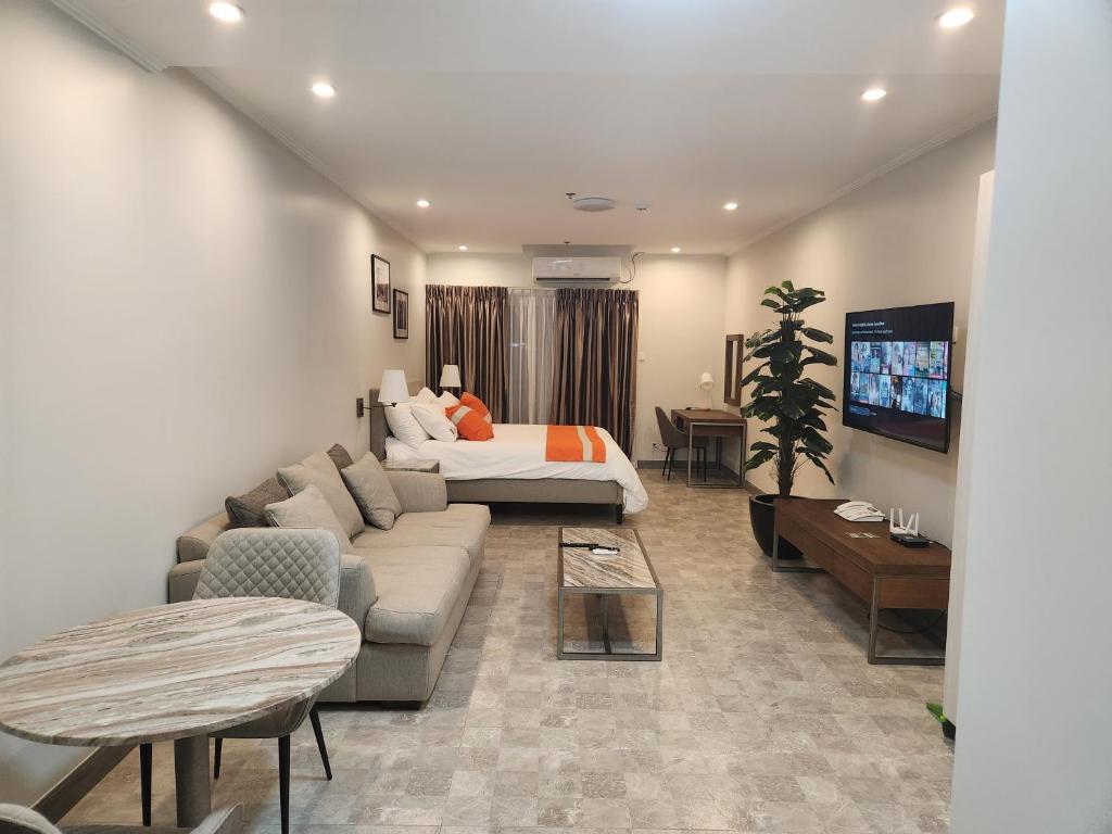 LaGrande Residence Jacuzzi & Shower 10th FLR Unit, Angeles