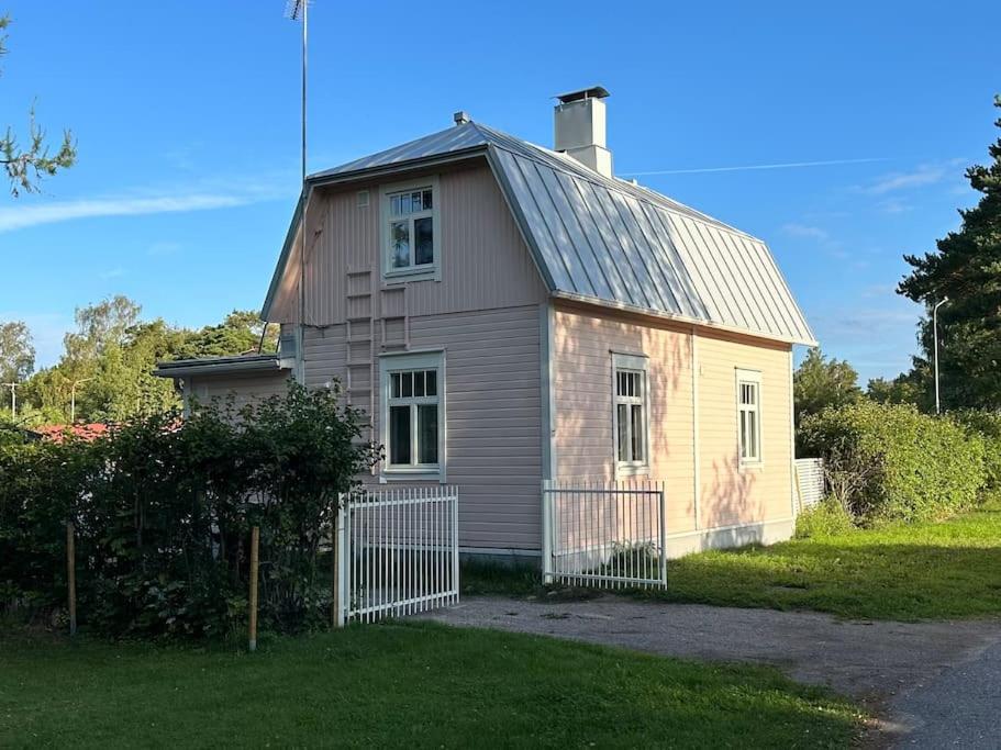 Cozy pink house with jaccuzzi outside