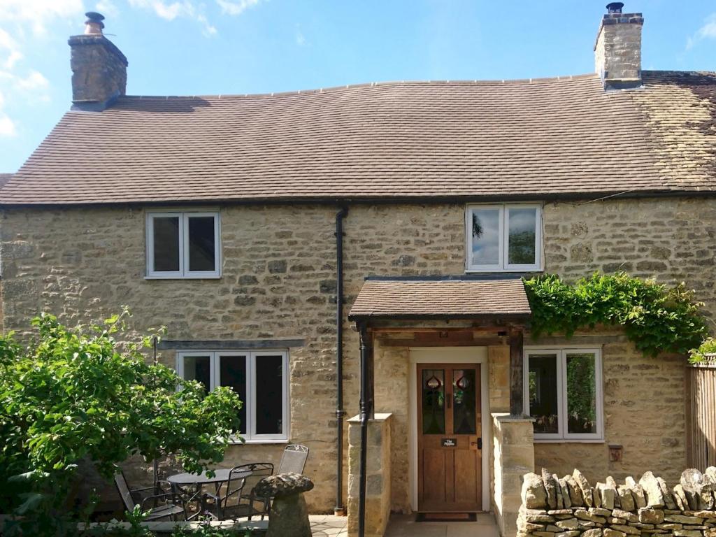 Pass the Keys The Pippins a Cotswold cottage and garden parking, Stow on the Wold