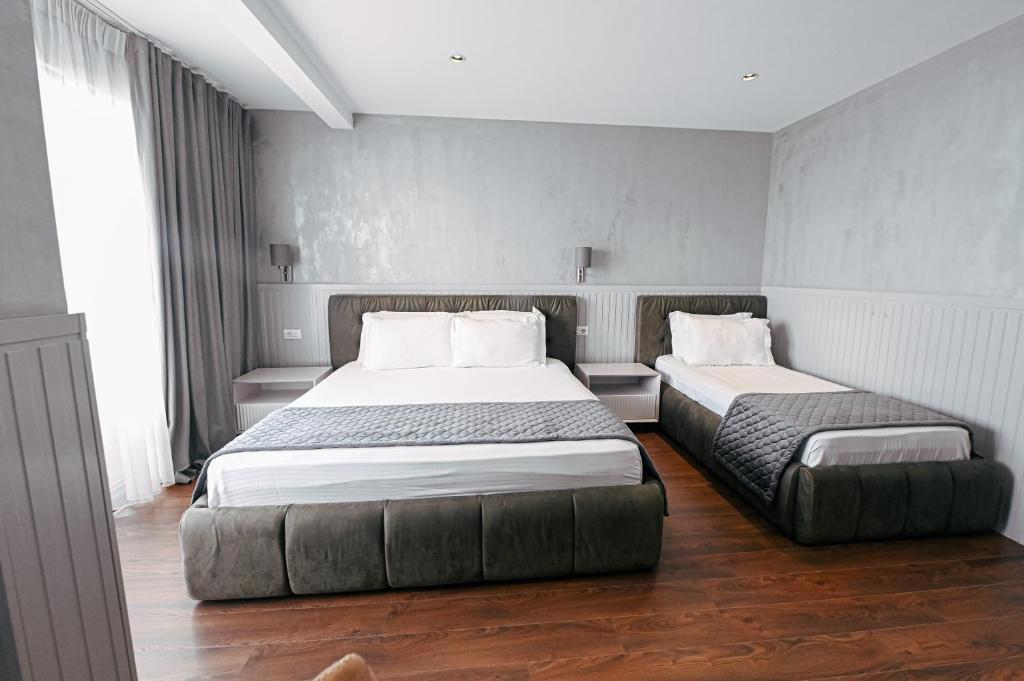 Royal G Max — Golem, Tirane
