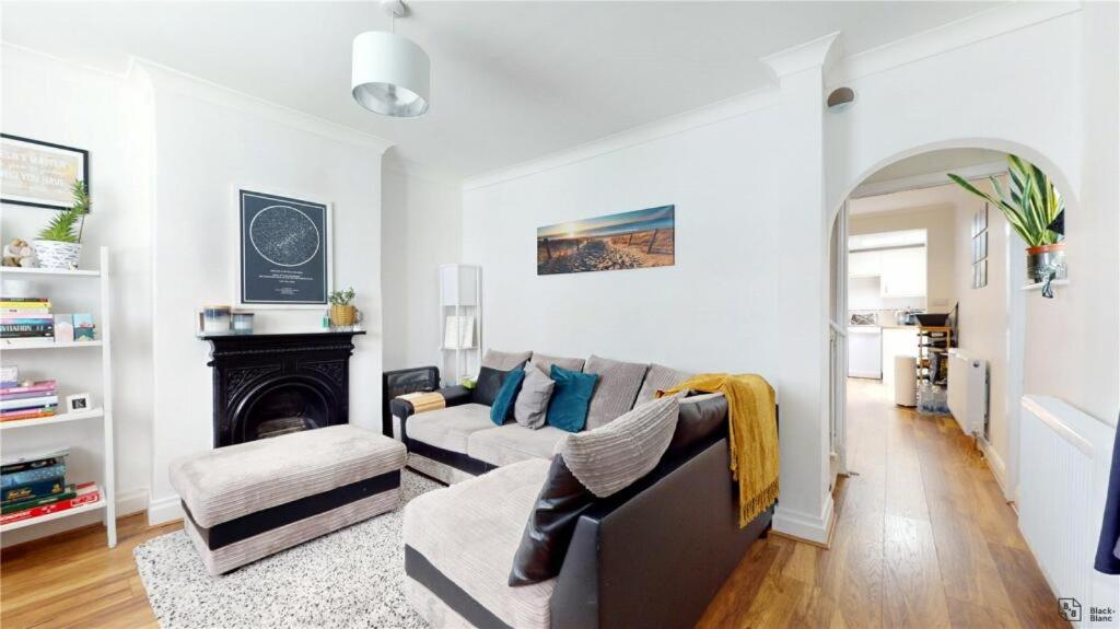 Charming 2-Bedroom Flat in the Heart of Cro London ER1, South Norwood