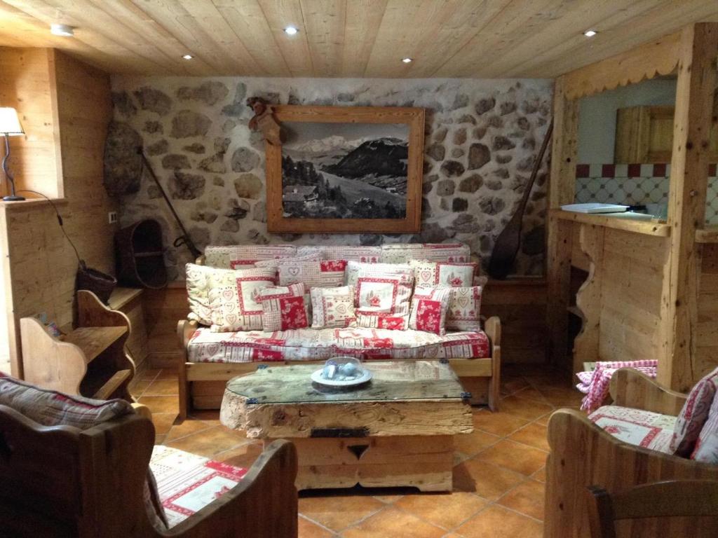 Appartement Montagnard avec Sauna, Terrasse & Poêle à Bois - Proche Pistes et Commerces - FR-1-467-87 - 1
