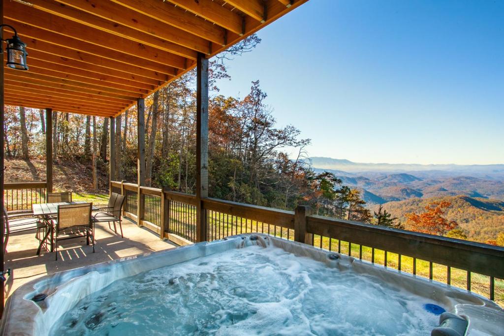 Sunset Summit - Pool, Theater Room, Games, & VIEWS, Sevierville