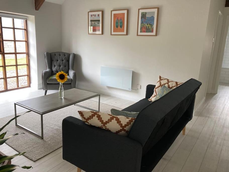 Light & Airy Vaulted Barn Conversion, Wellington photo 2