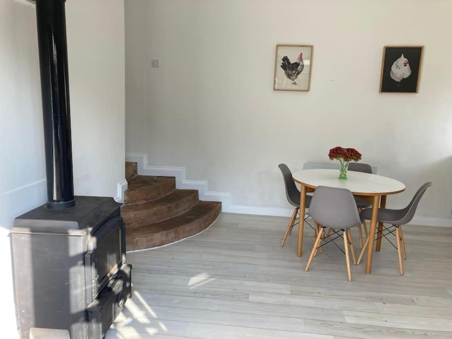 Light & Airy Vaulted Barn Conversion, Wellington photo 6