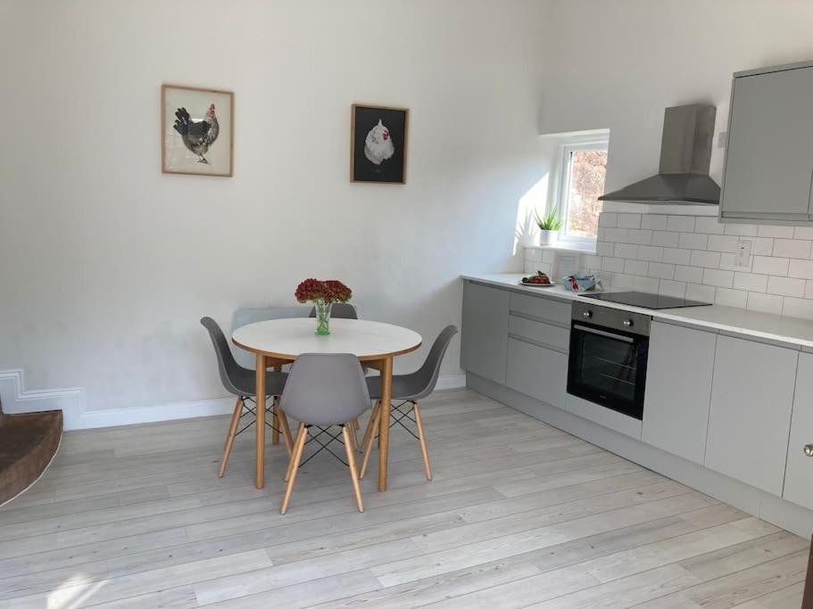 Light & Airy Vaulted Barn Conversion, Wellington photo 5