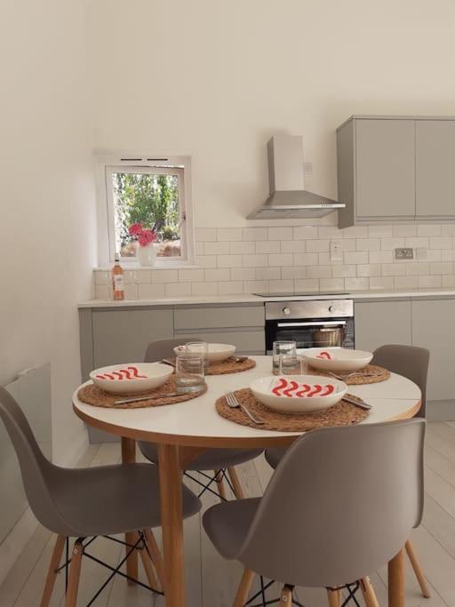 Light & Airy Vaulted Barn Conversion, Wellington photo 3