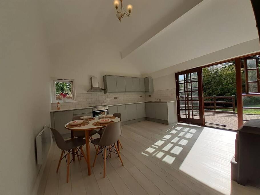 Light & Airy Vaulted Barn Conversion, Wellington photo 4