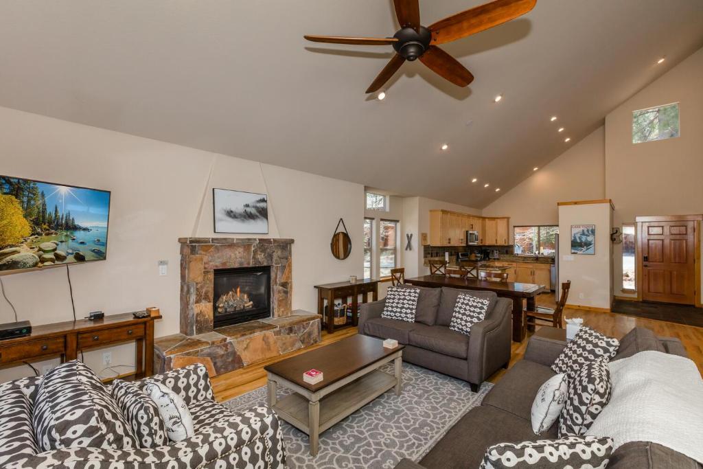Cedar Crest at Winter Creek by Tahoe Getaways - 3BR, Walk to Ice Skating, Near Downtown and Northstar with Private Hot Tub!, Truckee