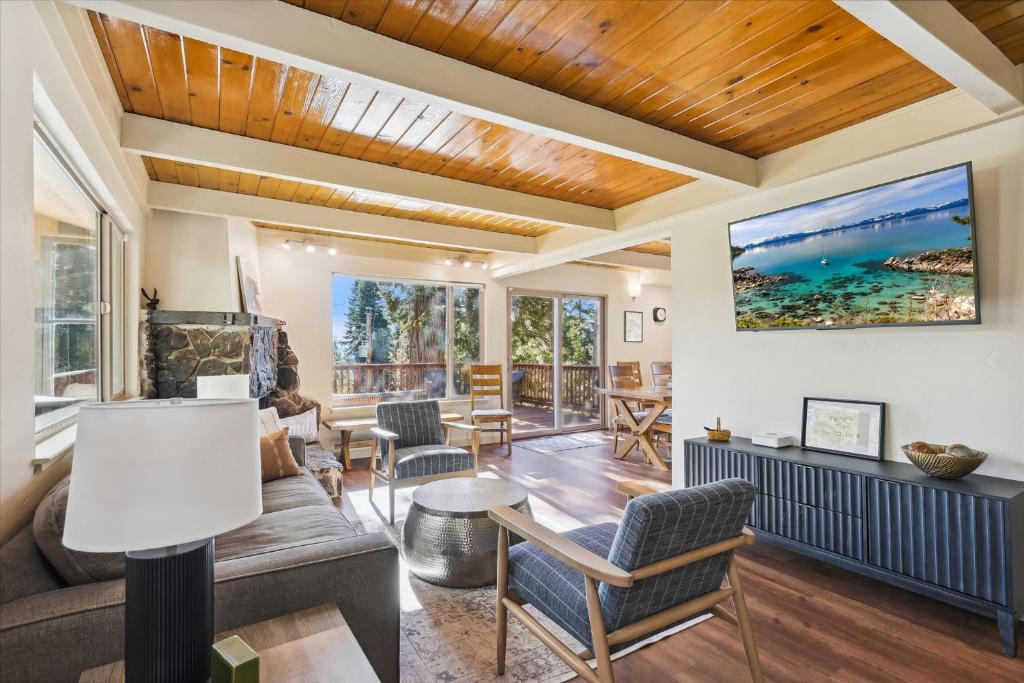 Cedar Chalet by Tahoe Getaways - Stunning 3BR with Fireplace & Pet Friendly, Tahoe Vista
