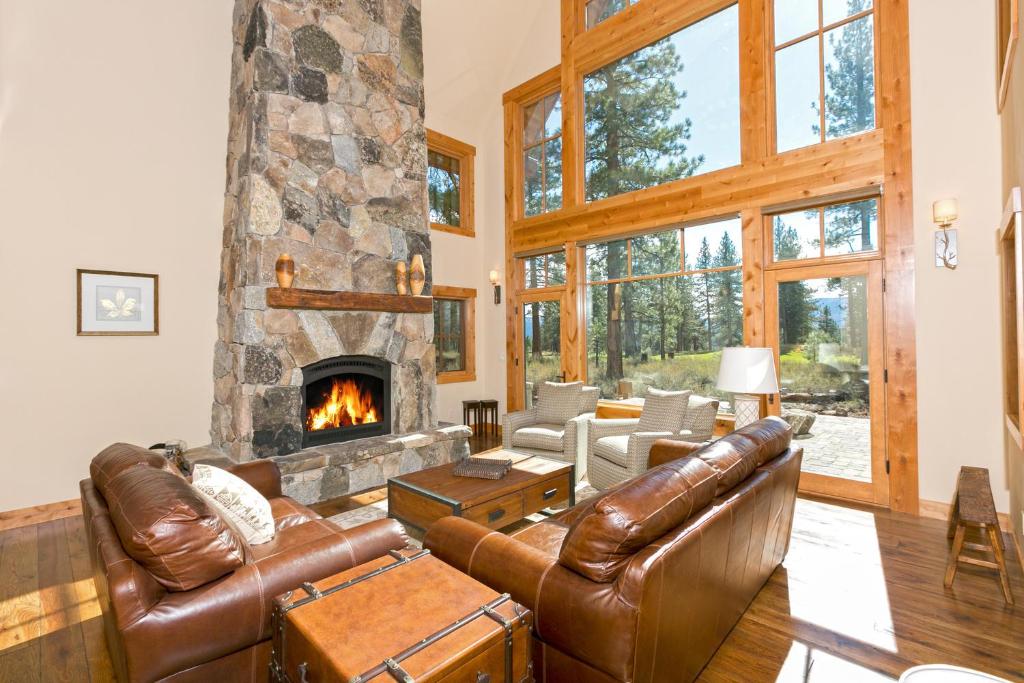 Caleb's Getaway by Tahoe Getaways at Old Greenwood- 3BR w Bonus Room, Pets Welcome & Ski Shuttle!, Truckee