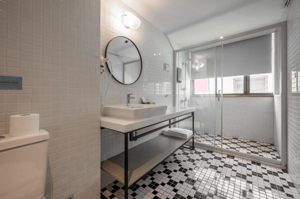 Bathroom, Light Hostel - Tainan in Tainan