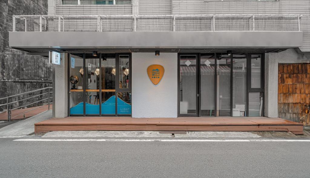 Light Hostel, Ťia-i