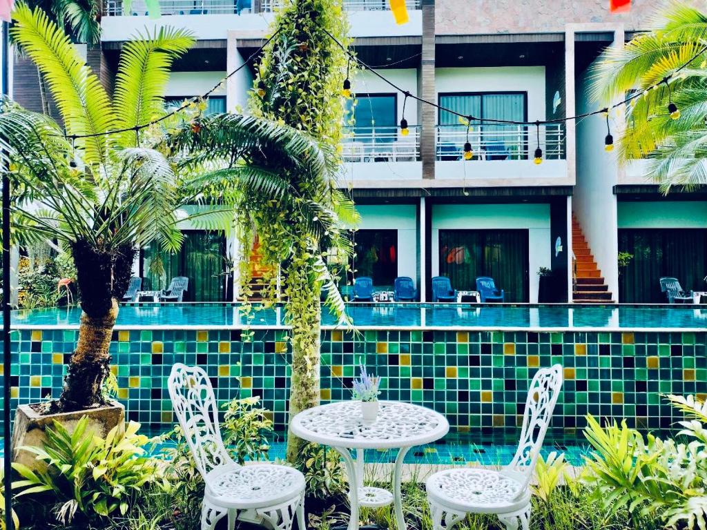 Rimnatee Resort의 평화로운 정원과 수영장 풍경