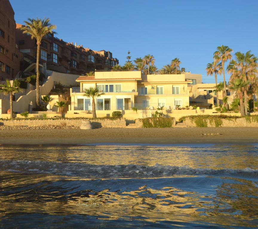 Maravilloso Apartamento AMANECER CABO a pie de playa y mar en CHALET ROQUETES - 1