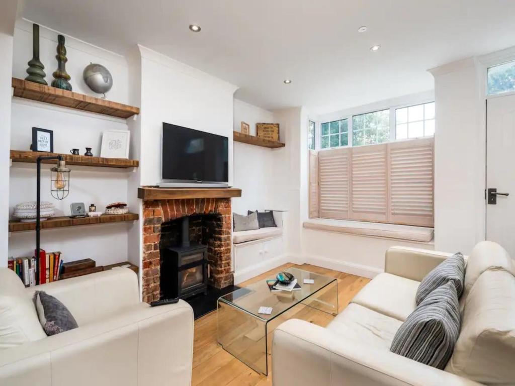 Pass the Keys Beautiful Period Cottage in Chorleywood Sleeps 6
