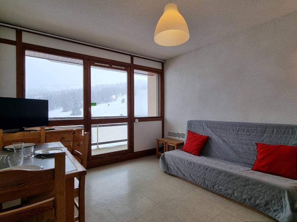 Appartement 2 pièces avec coin nuit, balcon exposé Sud-Ouest, parking gratuit, proche commerces et pistes - FR-1-525-263 - 2