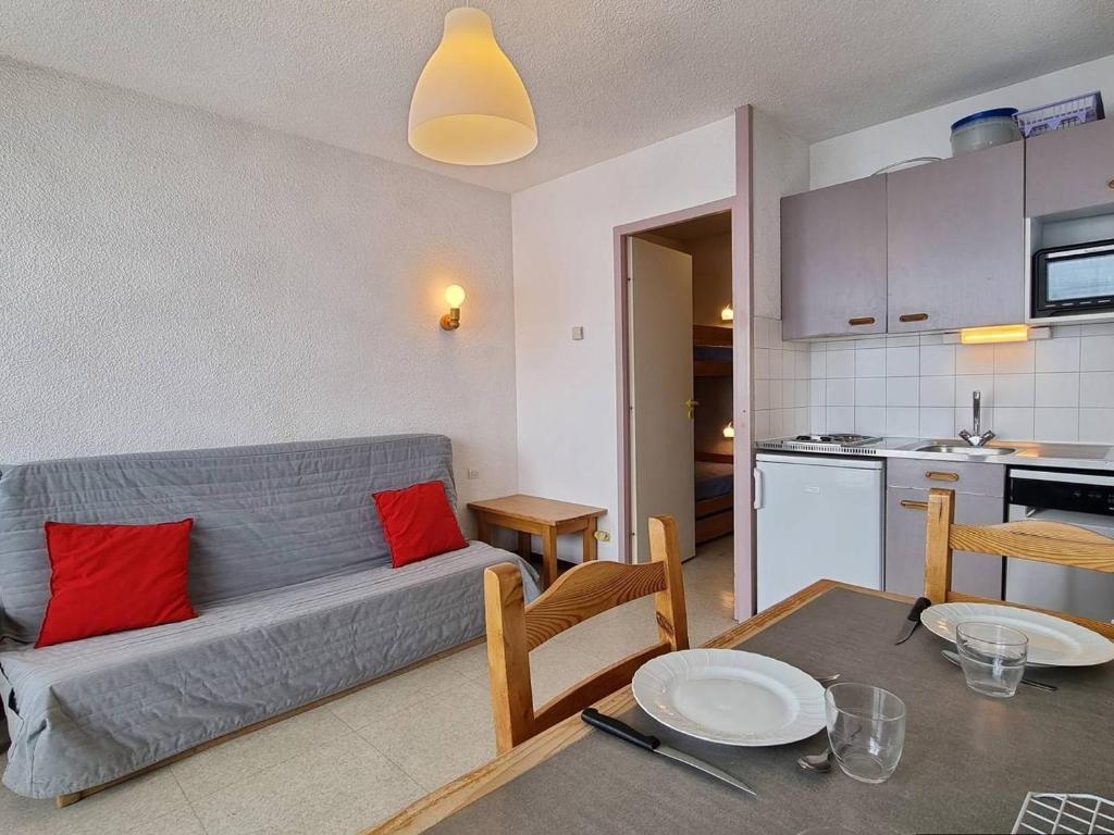 Appartement 2 pièces avec coin nuit, balcon exposé Sud-Ouest, parking gratuit, proche commerces et pistes - FR-1-525-263 - 3