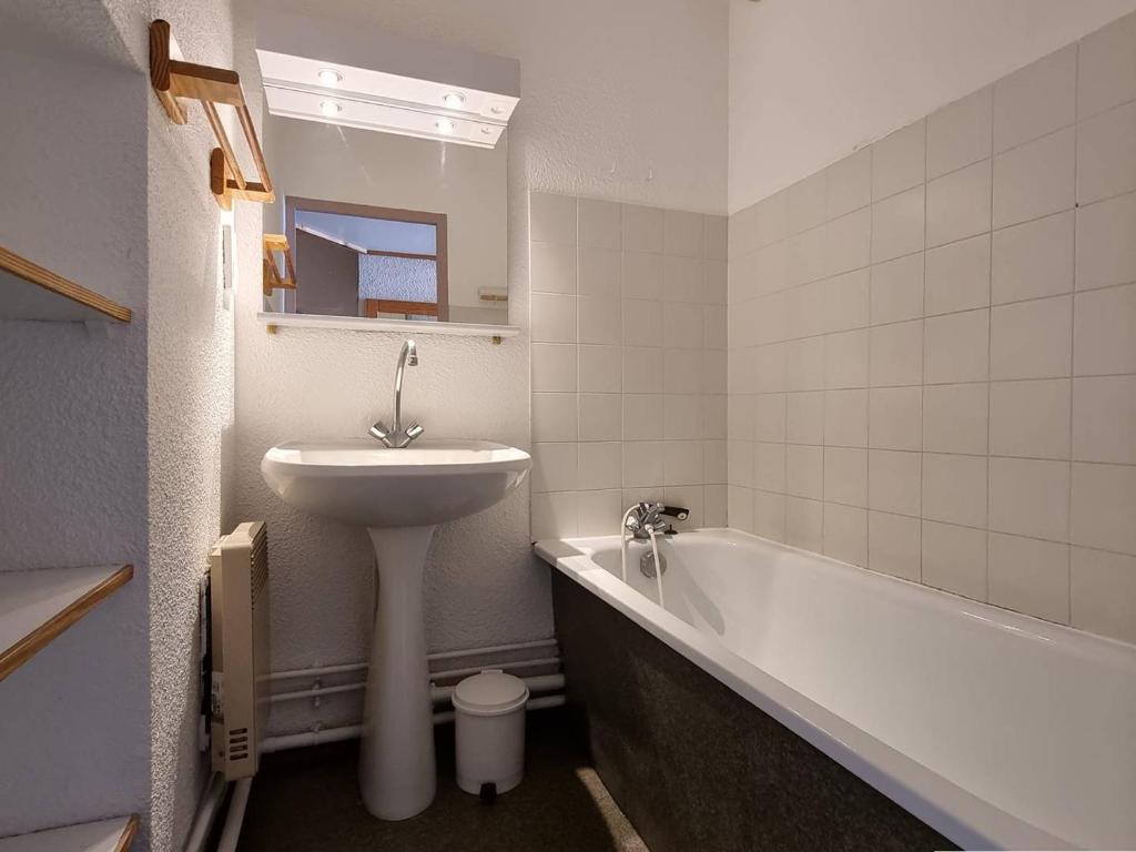 Appartement 2 pièces avec coin nuit, balcon exposé Sud-Ouest, parking gratuit, proche commerces et pistes - FR-1-525-263 - 5