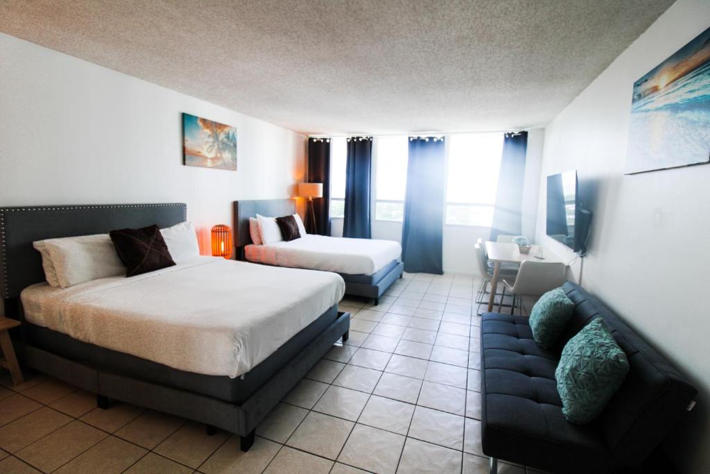 Castle 1205 Beachfront Studio with Free Parking, Beach Access, Pool, Tennis, Miami Beach