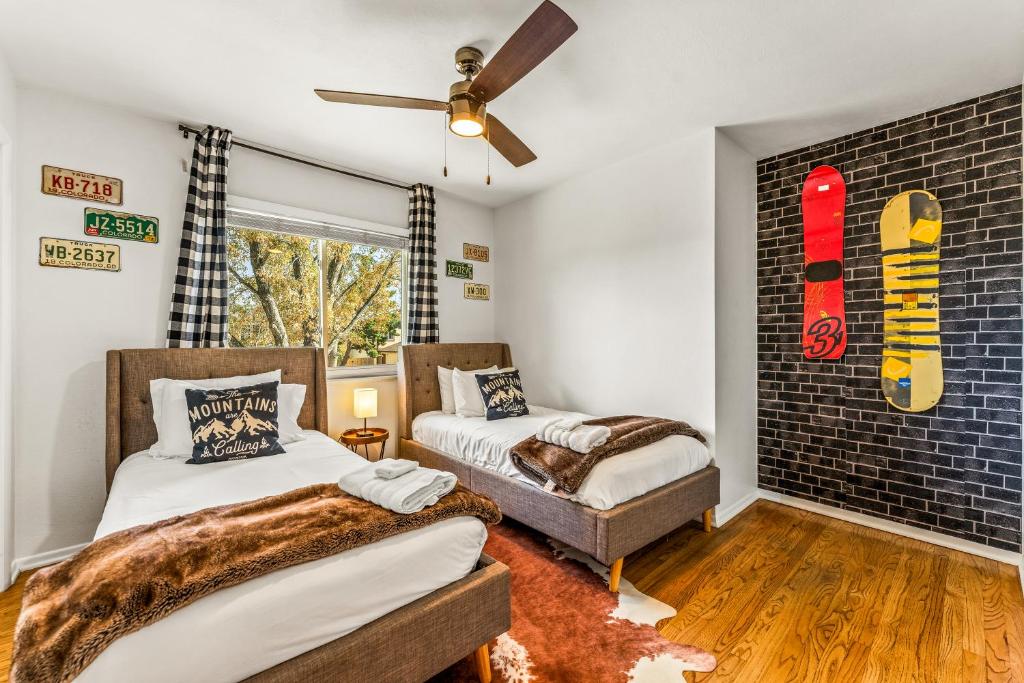 The Mtn Retreat- Steps to Palmer Park and playground, Central COS, Great location, Colorado Springs