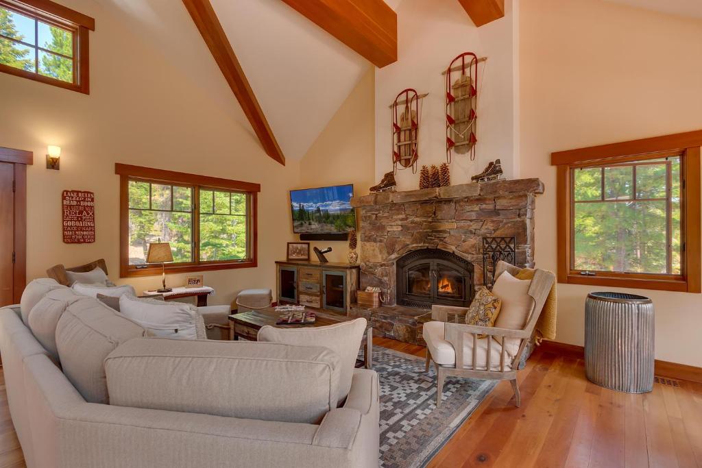 Mountain Escape at North Shore - Upscale 4BR Easy Walk to Lake & Private Hot Tub!, Carnelian Bay