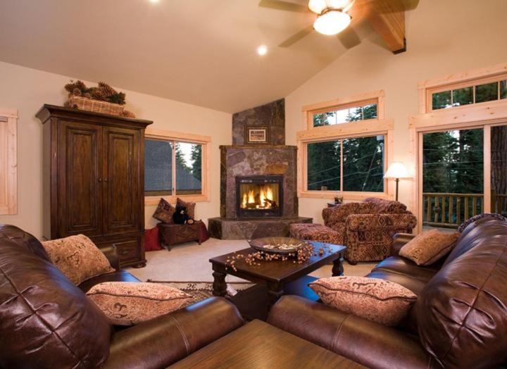 Olive Branch - Private Hot Tub, Media Room, Pet-Friendly, Near Northstar!, Carnelian Bay