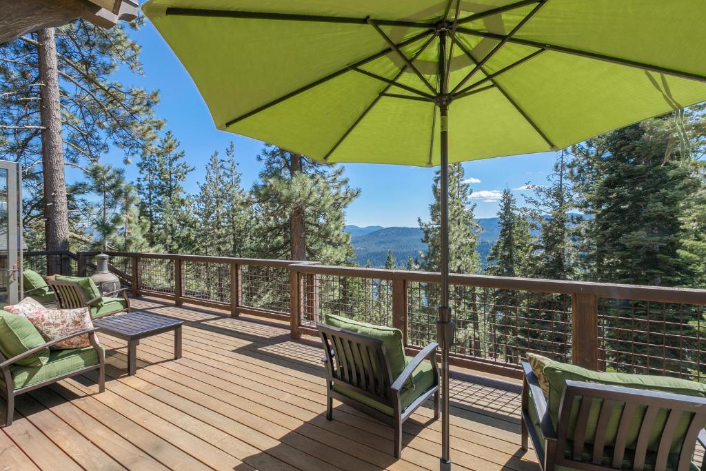 Overlook Lake View Lodge at Tahoe Donner- Dog Friendly 4BR with Private Hot Tub, Truckee