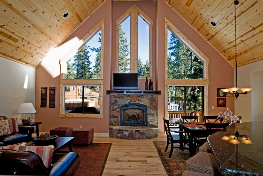 Red Cedar on North Shore - Beautiful 3BR w Gorgeous Furnishings in Tahoe City, Tahoe City