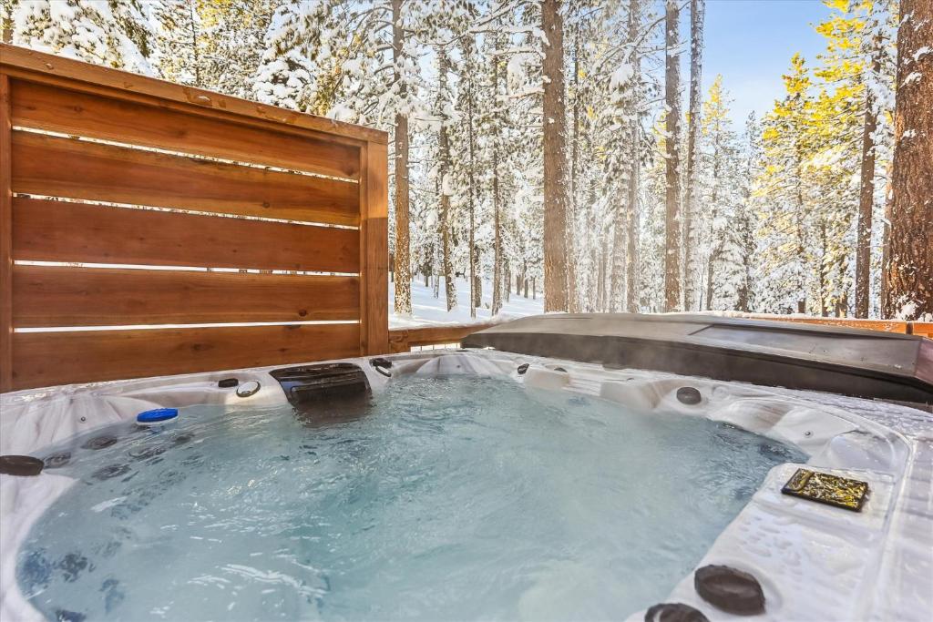 Ponderosa Pines - Custom 3 BR - Pet Friendly Private Hot Tub - Ski Shuttle, Truckee