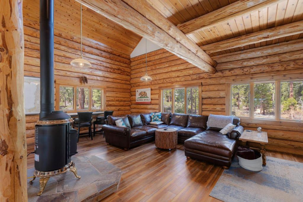 Tahoe Wanderer - 3 BR Luxury Log Cabin with Additional Loft, Private Hot Tub, Tahoe Vista