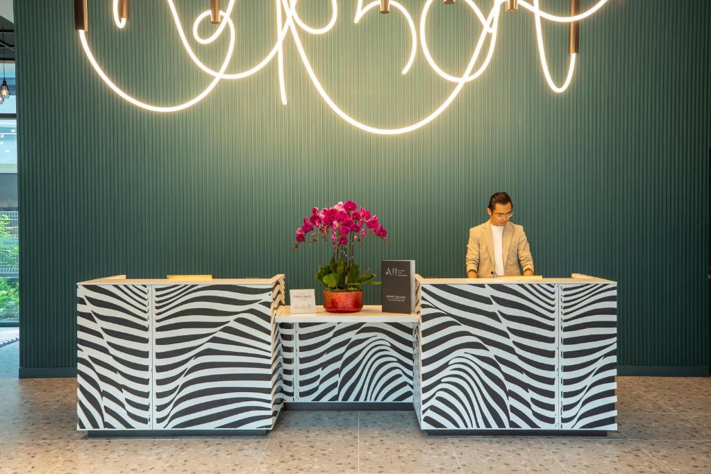 Highly reviewed check-in/out