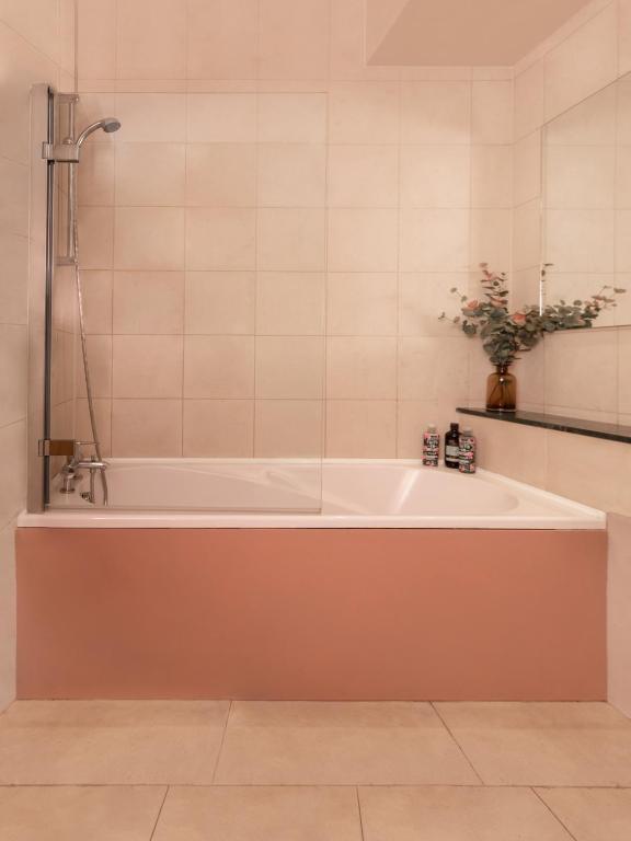 Shower, The Luxury Inn in London