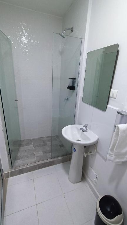 Cómodo Estudio 2 Privilegiada Ubicacion Frente al Centro Comercial - 3