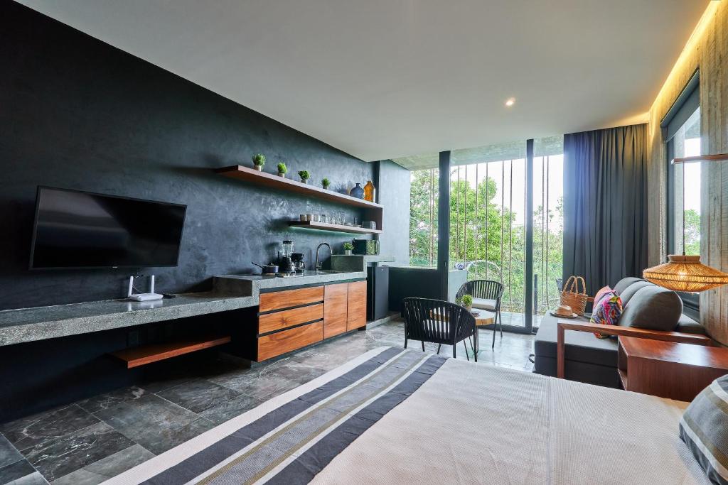 James Bond - Centric studio & Private Plunge Pool & Beach club access, Tulum