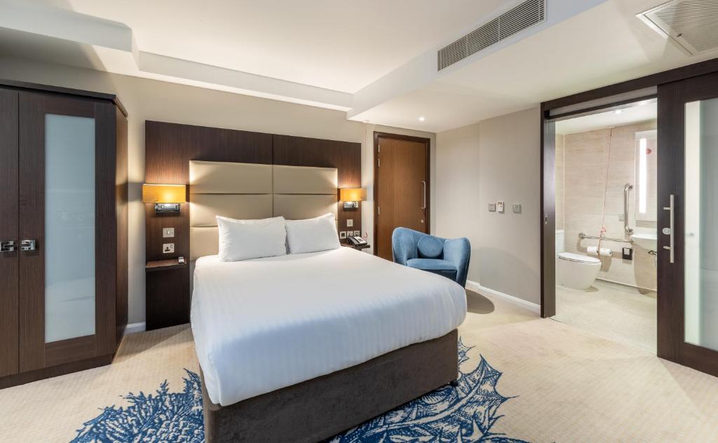 Bathroom, Mercure Edinburgh Haymarket in Edinburgh