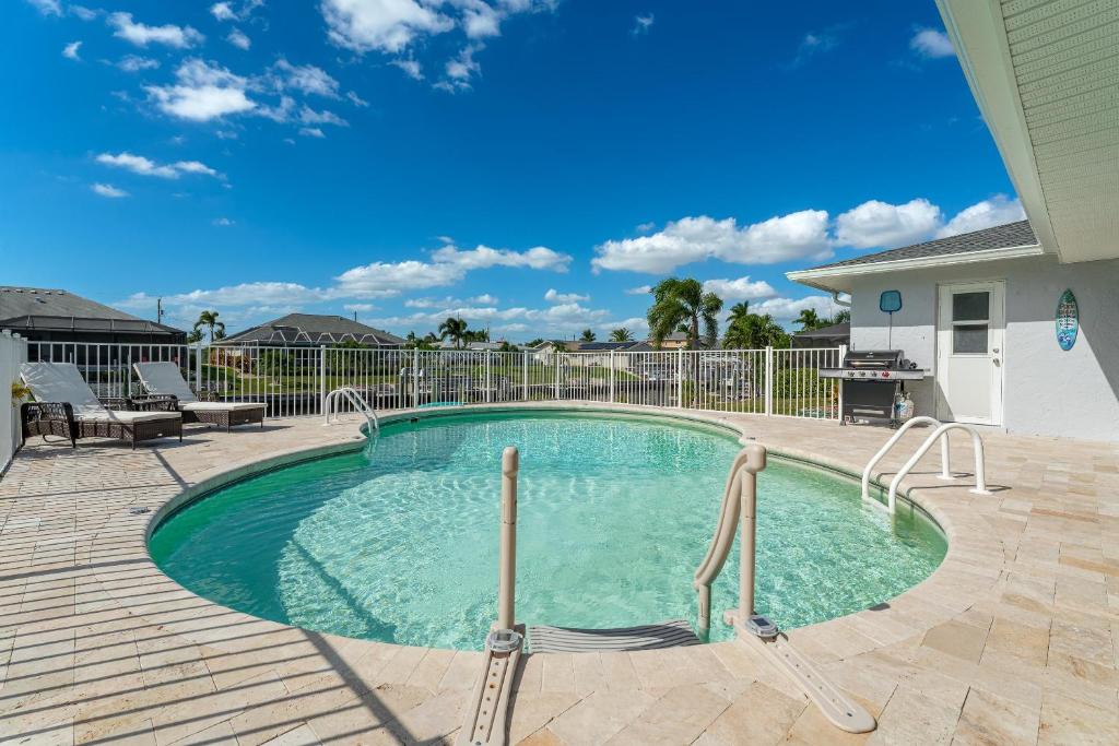 Gulf Access, Kayaks, Bikes, Ping-Pong & Pool - Villa Palaco Palazzo - Roelens Vacations, Cape Coral