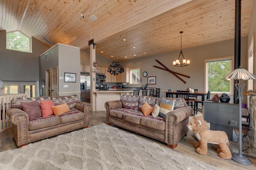 Treetop at Tahoe Donner - Pet Friendly 4BR w Gym and Pool Access, Truckee