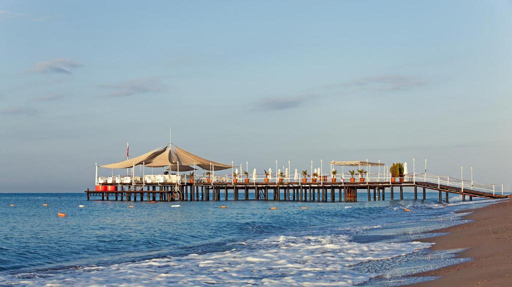 Dobedan Exclusive Hotel & Spa ''Ex Brand Alva Donna Exclusive Hotel & Spa'' — Beach in Boğazkent
