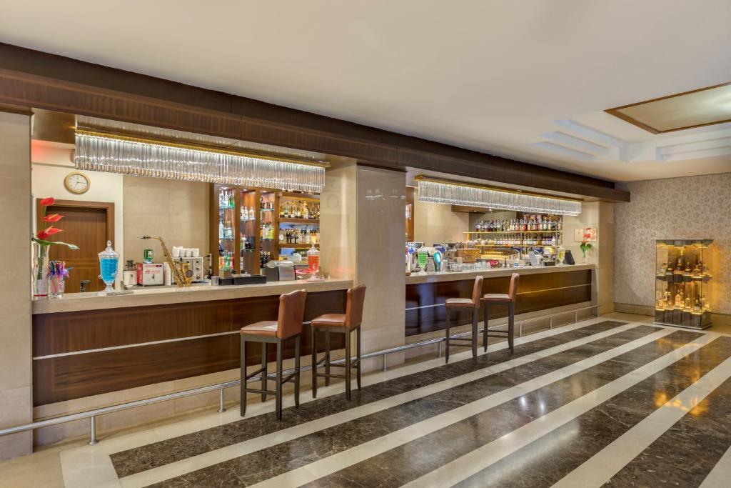 Dobedan Exclusive Hotel & Spa ''Ex Brand Alva Donna Exclusive Hotel & Spa'' — Restaurant & bars in Boğazkent