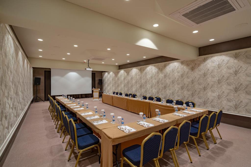 Dobedan Exclusive Hotel & Spa ''Ex Brand Alva Donna Exclusive Hotel & Spa'' — Hotel building in Boğazkent