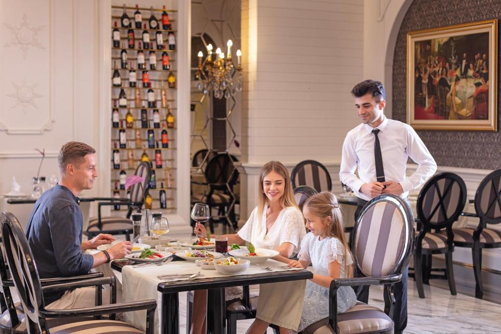 Dobedan Exclusive Hotel & Spa ''Ex Brand Alva Donna Exclusive Hotel & Spa'' — Restaurant & bars in Boğazkent